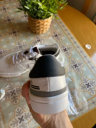 Zapatillas deportivas grises y blancas NASA retro