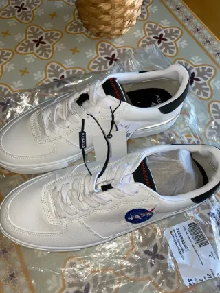 Zapatillas deportivas grises y blancas NASA retro
