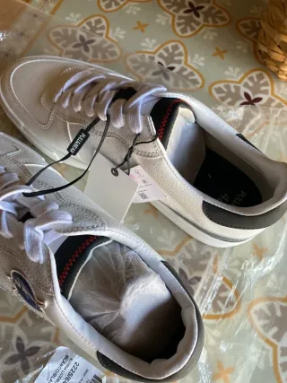 Zapatillas deportivas grises y blancas NASA retro