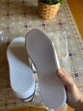 Zapatillas deportivas grises y blancas NASA retro