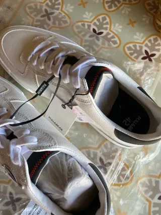 Zapatillas deportivas grises y blancas NASA retro