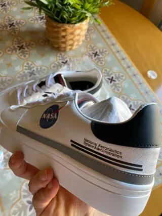 Zapatillas deportivas grises y blancas NASA retro