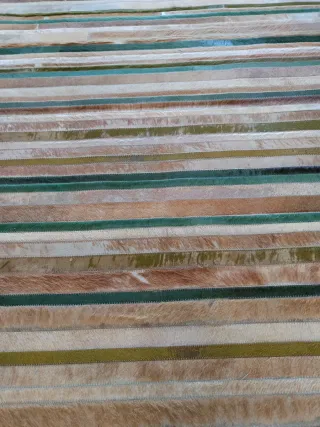 Alfombra de piel a rayas verdes y marrones