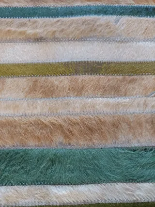 Alfombra de piel a rayas verdes y marrones