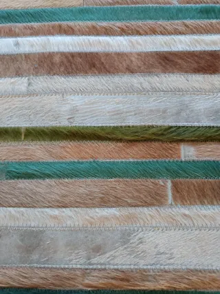 Alfombra de piel a rayas verdes y marrones