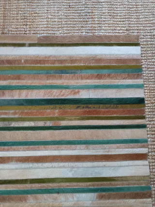 Alfombra de piel a rayas verdes y marrones