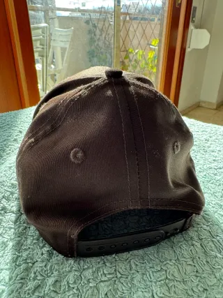 Gorro de vestir marrón