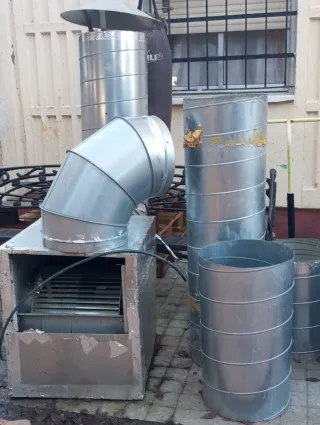 Turbinas y chimenea metálica