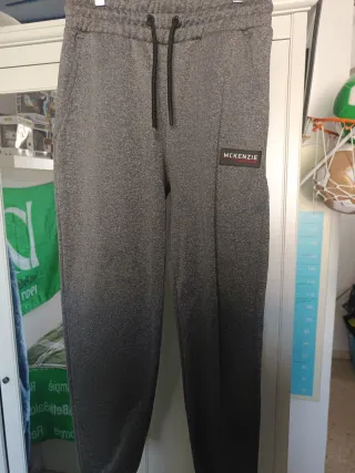 Pantalón chándal McKenzie gris.