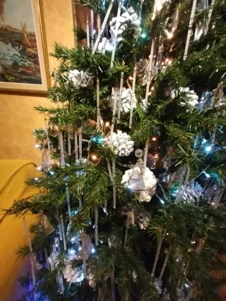 Árbol de Navidad con adornos