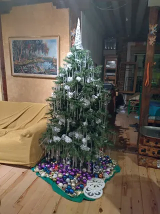 Árbol de Navidad con adornos