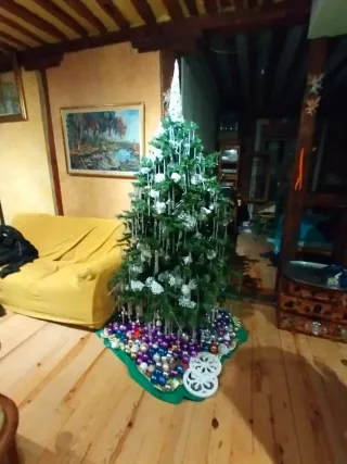 Árbol de Navidad con adornos