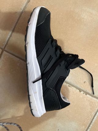 Tenis Adidas Negros y Blancos