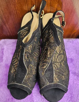 Zapatos de tacón encaje negro y dorado