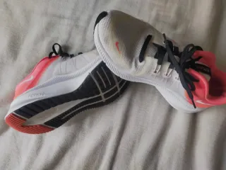 Deportivas Nike Quest Blancas y coral