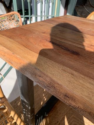 Mesa de madera con patas de metal