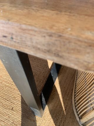 Mesa de madera con patas de metal