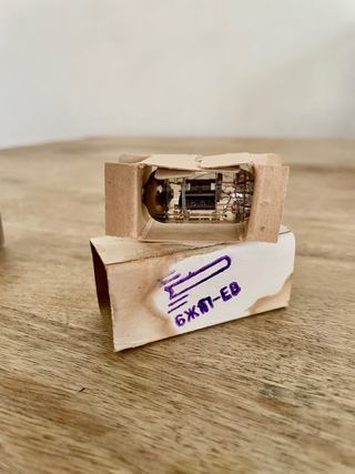 Previo Phono a válvulas + 2 válvulas rusas