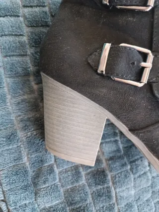 Botín mujer negro con tachuelas