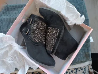 Botín mujer negro con tachuelas