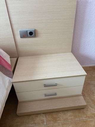 Cama completa: somier, colchón, cabezal y mesitas