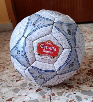 Balón de fútbol Estrella Damm temporada 2000-2001