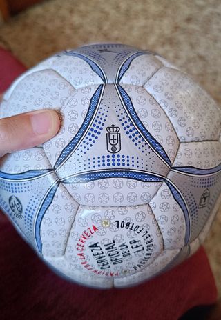 Balón de fútbol Estrella Damm temporada 2000-2001