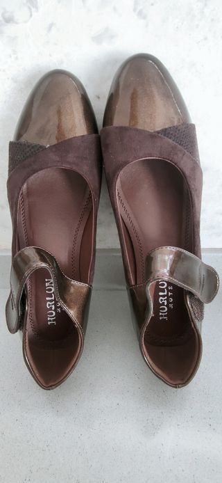 Zapatos salón Hualun Rote marrones