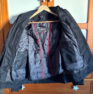 Chaqueta Moto Negra y Azul con Detalles Rojos