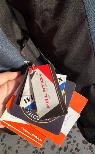 Chaqueta Moto Negra y Azul con Detalles Rojos