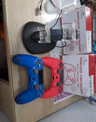 Mando PS4 Azul y Rojo más base de carga