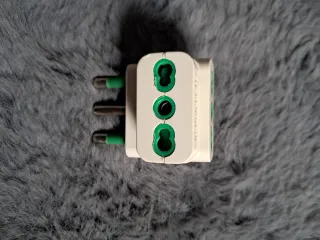 Adattatore multipresa compatto salvaspazio