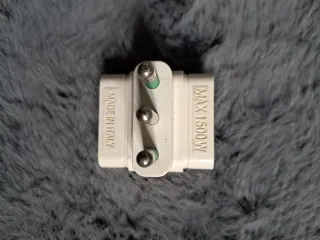 Adattatore multipresa compatto salvaspazio