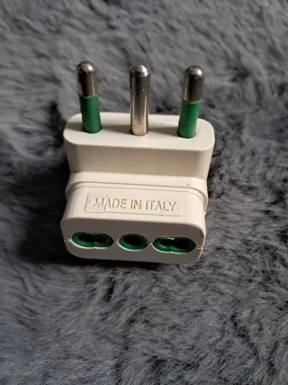 Adattatore multipresa compatto salvaspazio