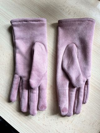 Elegantes guantes de mujer color rosa