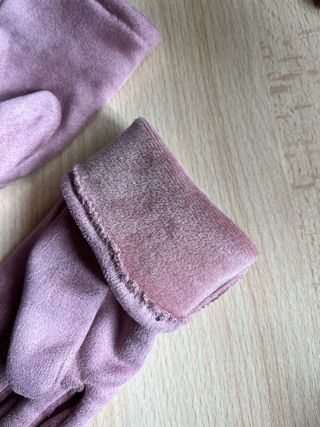 Elegantes guantes de mujer color rosa