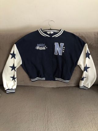 Beisbolera azul con estrellas