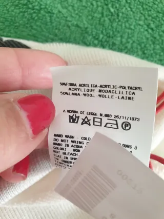 Berretto Gianfranco Ferrè con scritte nuovo