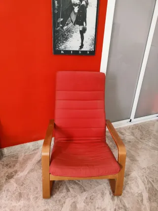 Sillón mecedora Ikea madera rojo