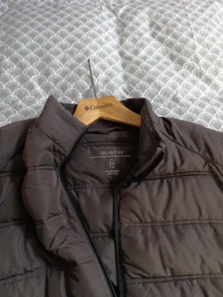 Abrigo de pluma muy como de la marca Dustin