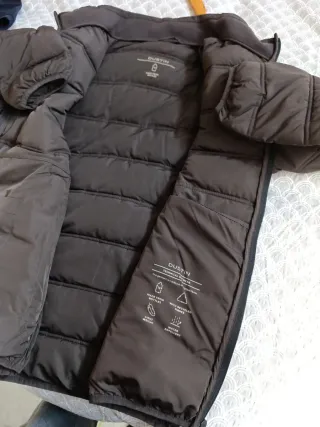 Abrigo de pluma muy como de la marca Dustin