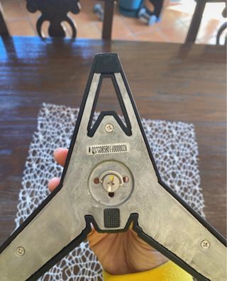 Supporto per monitor rosso e nero