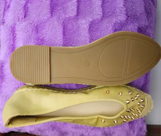 Zapatos planos dorados con tachuelas T40