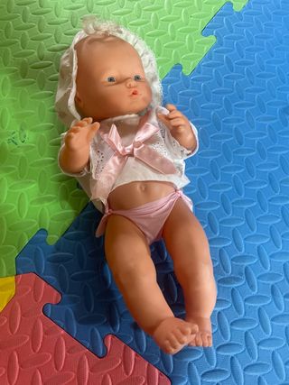 Muñeco con cuna y accesorios