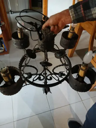 Lámpara antigua de hierro forjado