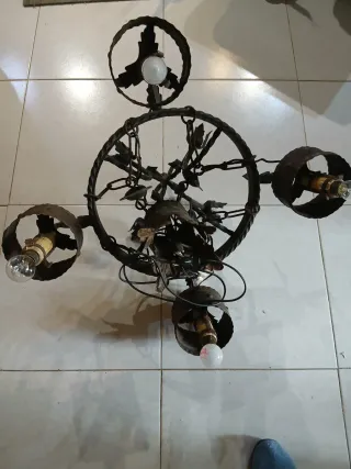 Lámpara antigua de hierro forjado