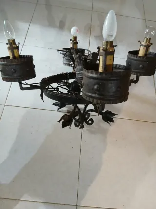 Lámpara antigua de hierro forjado