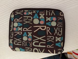 Cartera Roxy con cremallera y estampado