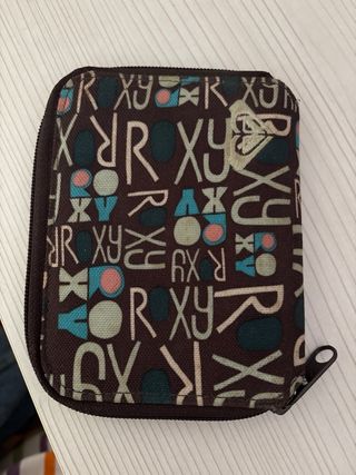 Cartera Roxy con cremallera y estampado