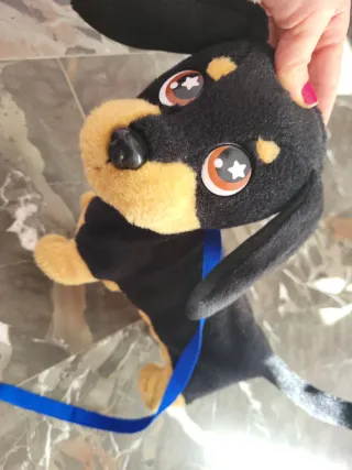 Perrito interactivo Waggles de peluche con correa